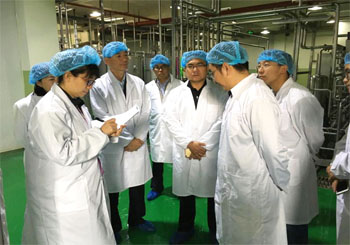 云南省中青年干部培训班到品世饮料厂调研指导工作